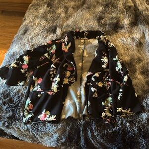 Beautiful Maurices blouse with flair at sleeve